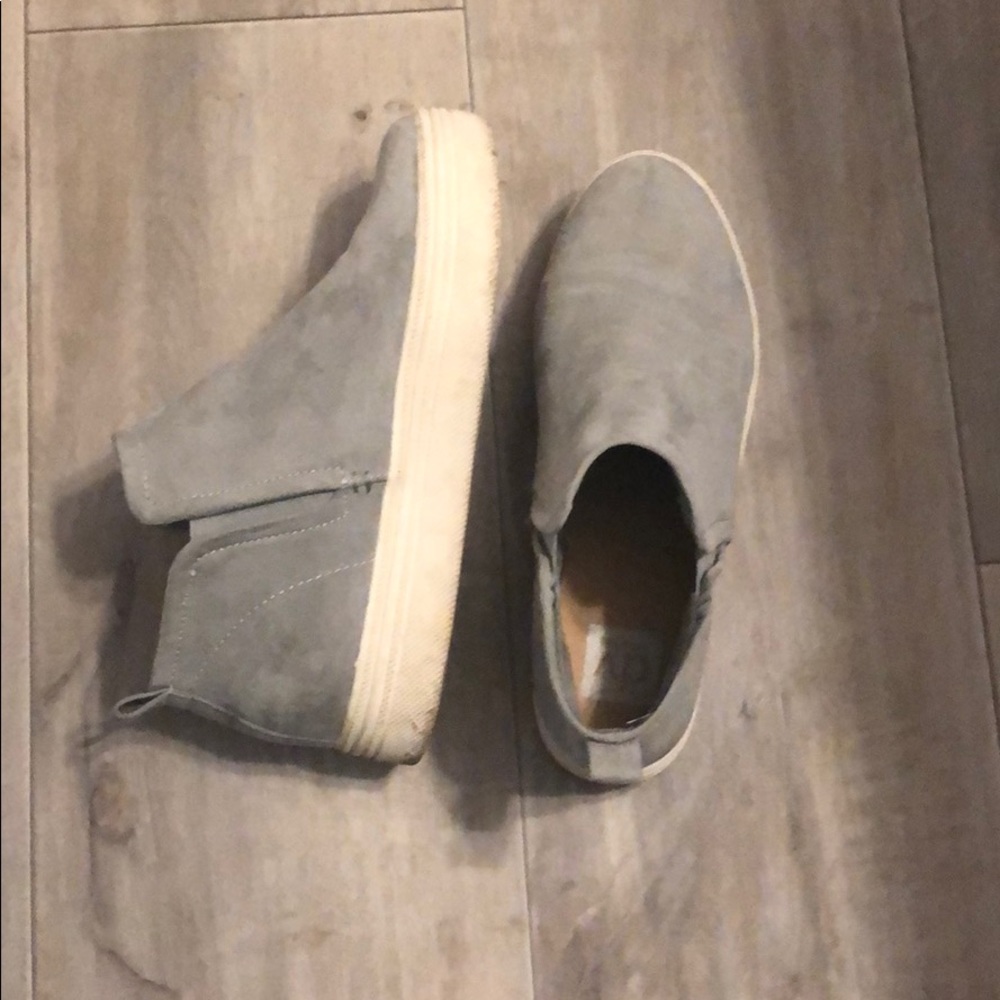 Gray sneaker slip on